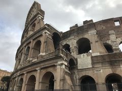 まずコロッセオ。テルミニ駅から地下鉄で2駅、ローマは地下鉄と路線バスが共通チケットで1枚1.5ユーロ。24時間券は8ユーロ。48時間券は12.5ユーロ。
1.5ユーロの券は時間内ならバスに何回でも乗れるけど、地下鉄は1回だけ。
いろいろ回るなら、ということで、48時間券を購入。
テルミニ駅から地下鉄でコロッセオへ。駅を出ると目の前にそびえたつコロッセオ。