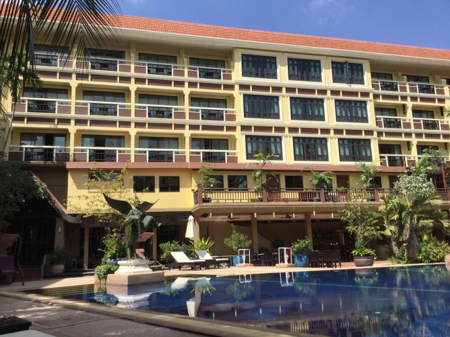 2018年11月15日（木）2日目<br />今日の日記は、とてもつまらないと思います。<br />写真20枚とそれにコメントを書くと、ポイントもらえるようなので、ポイント欲しさに、20枚の写真に説明いれただけです。今後もそうなります。<br /><br />朝、1Fのプールサイドへフロントの脇から行きます。上記写真左<br />タバコは、ここでしか吸えません。ご時世とは言え、だんだんと喫煙スペースが少なくなります。<br />僕の喫煙の権利はどこへいったんでしょうかね～～～。<br /><br />フロントの前を通ると、昨日の女性スタッフが来て、夕方、用事が出来たみたいで案内できないとの事です。予約はしているとの事でしたので、全然大丈夫です。