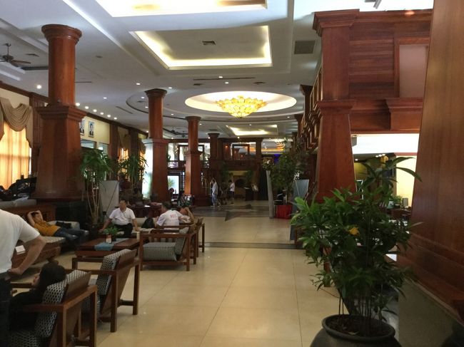 ロビー右側が、プールサイトへの出入り口です。フロントのそばの、突き当り中2階？が朝食会場です。<br /><br />品数は多かったです。中国人も多いです。結構静かに、ゆっくり朝食出来ました。満足です。