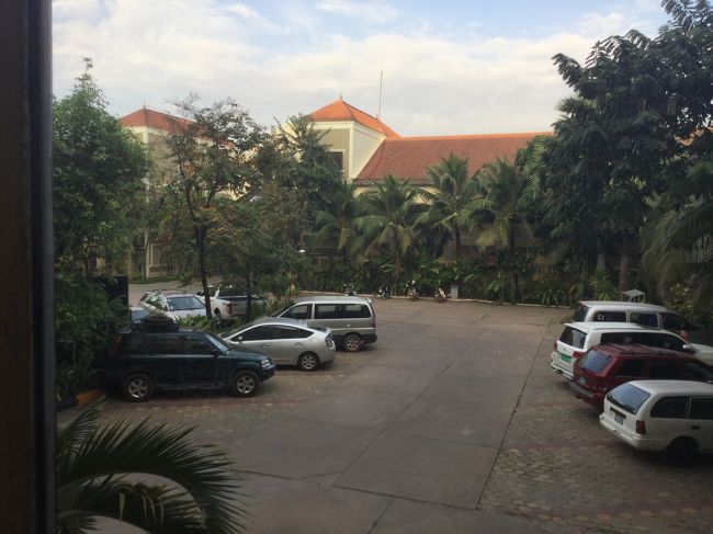 上記写真は、朝食会場から玄関駐車場を観ます。<br /><br />今日は、国立博物館に寄ってから、徒歩で独立公園に戻り、ホテル近辺を散策しようと思います。のんびりしようと思っています。