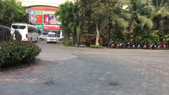 上記写真の中央の当りに、運転手さん達が集まっています。<br />ホテルの敷地内なのか、そんなに人数はいないです。<br /><br />9：00過ぎ、ホテルの玄関前の駐車場で、ツクツクが何台かいます。皆さん元気よ過ぎです。普段は無視ですが、今回は無視出来ないので、最初に来た人に、「ナショナル・ミュージアム？」と言います。2ドルで行くみたいです。<br />市内のツクツクの移動は、相場が2～3＄らしいです。<br /><br />10～15分程で、博物館に着きました。