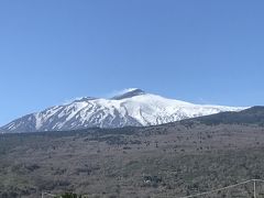 雪をかぶっていますが、噴煙らしきものも見えます。
この山の噴火でカターニアの街が埋もれてしまったこともあるとか。