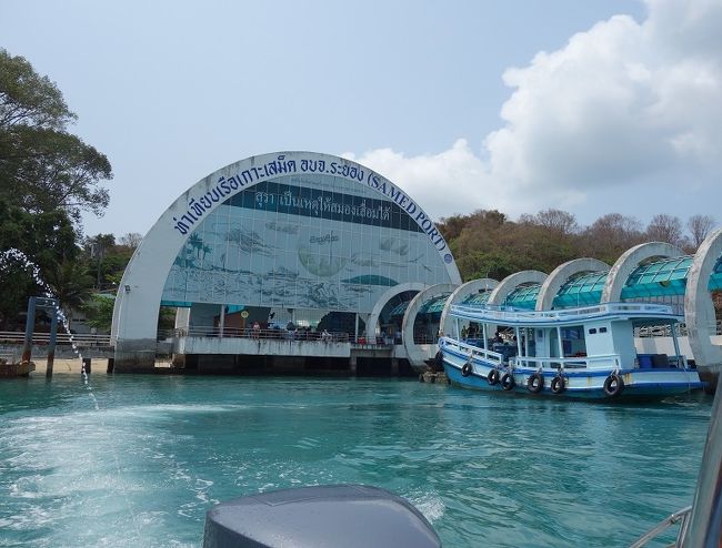 サメット島の船着き場で数名を下ろして僕たちは直接1番大きなビーチのサイケーオビーチまで（すぐ近くです）スピードボートで行きます。