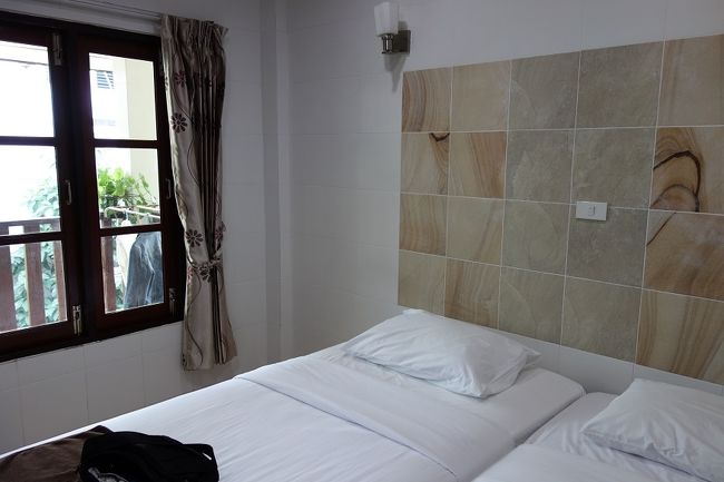 エアコン付きの部屋で1泊1000B≒3500円．．．海辺、島、での宿は4割ほど高いです、なので北タイでのホテルでは600Bでしょうね。