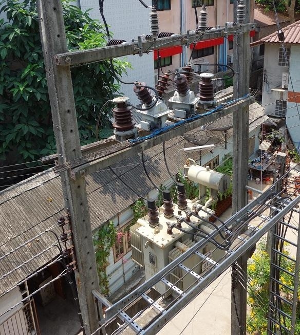 3階のテラスから．．．すぐ近くに送電線があるが人体に影響はないのかな？タイではここから火災がたまにあります。