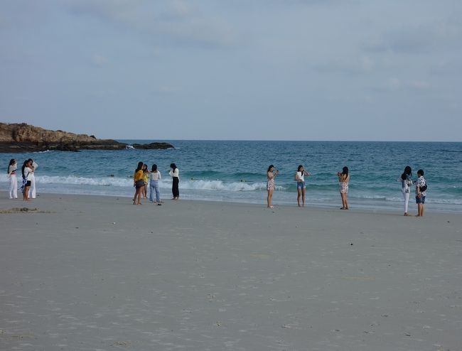 夕方に海岸に出て夕食場所を探します。