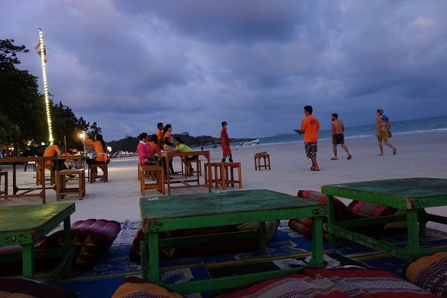 レストランので働いている人も暇です．．．下働きは殆どがカンボジア人。