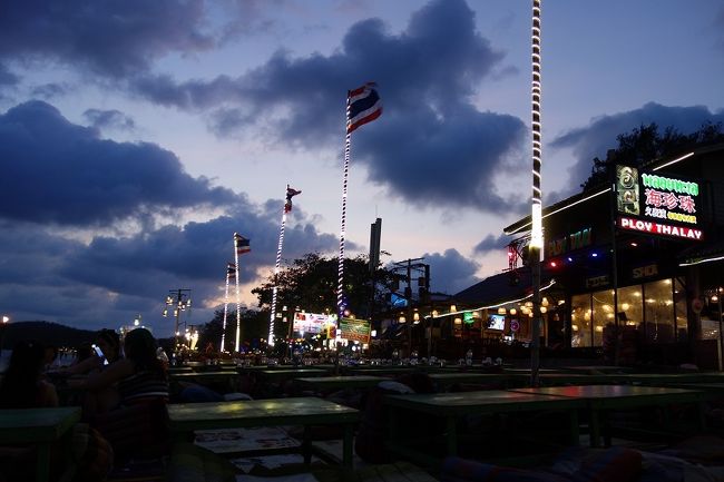 夕暮れになりましたがお客さんは未だ少ない。