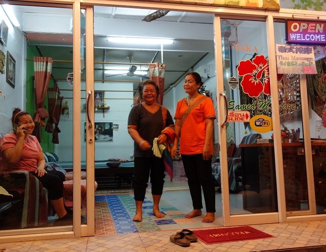 マッサージ1時間300B．．．パタヤは200Bが普通．．．客が少ないので仕方ないでしょうがね、島の物価が高いですね、ほぼすべて本土から船で持ってきていますので、生活水も船から長ーいホースで送られてきます。