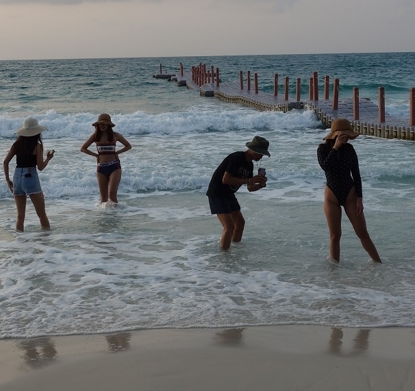 男が写真撮っている．．．大きくしてみましょう。