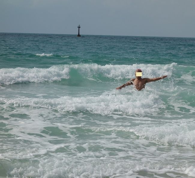 一休せっかく綺麗な海に来て泳がないのはもったいなくて荒波も恐れず海にチャレンジ後1週間で73歳頑張ります。