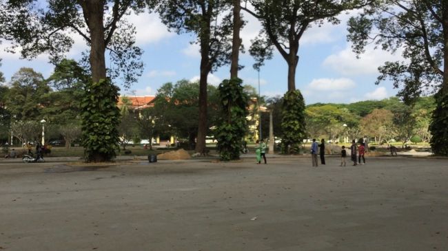 5分か10分位で公園の北側に着きます。結構、暑いです。　<br /><br />ゆっくりと歩きながら、南下します。