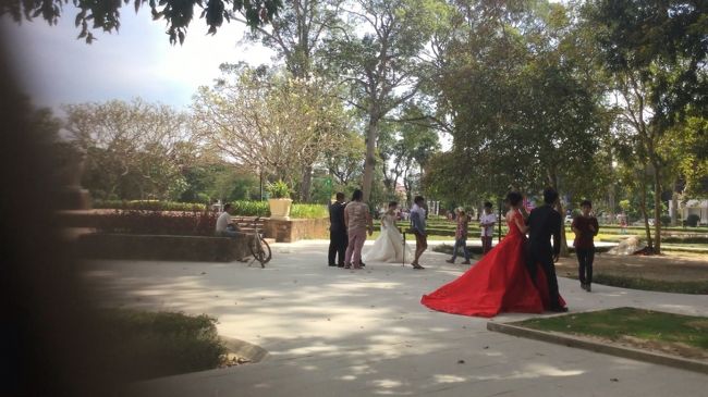 何かタイの観光地では、よくある風景が、ここでも目に入ります。