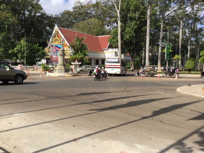 ホテル前のメイン通りから、右手のラッキモールを過ぎて、道路2本西側の通りにある、「Fresh Fruit Factory - Fruit Cuisine Restaurant」と言う、日本人夫婦（40前後？）経営の、軽食喫茶の店に行きます。<br />ホテル近辺を、ググっていたら「マンゴのかき氷」があったので、時間があったら、行こうと思っていました。13：00頃到着です。