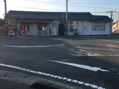 ■駅舎■ 16:53
東京都港区の「乃木坂」の名称は乃木希典にちなみますが、その乃木姓はこの辺りの地名から来てると言いますよね。