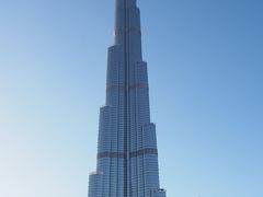 右手にブルジュ・ハリファが見えました～☆

Burj Khalifa （ブルジュ・ハリファ）は英語読みでバージュ・カリファ。
2010年1月4日にオープンした、世界一高い超高層ビルで、尖塔までの高さは829.8 mだそうです。

でも、現在建設されている建物の中に、この記録を塗り替える高層ビルが建つ予定もあるそうなので、記録を塗り替えられるのは時間のもmンダニなのだとか。
