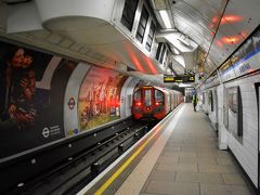 Q. 英語で地下鉄は？
A. Underground

Subwayと言う言い方はアメリカ語で、英国ではSubwayは地下道（地下歩道）の事。ロンドンではUndergroundよりも、その形状から来る愛称のTubeの方が一般的かも。
筒状だからTubeで、決して真夏になると復活する音楽ではないです（笑）