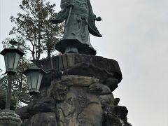 「日本武尊の像」
1880年建立の日本で最初の西洋式銅像。
銅像の後ろに東本願寺からの御花松が写っています。
