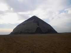 ダハシュール遺跡群へ。まず、屈折ピラミッド(Bent Pyramid)。
古王国時代第4王朝のファラオでクフ王の父でもあるスネフェル王のピラミッド。建造はBC2600年頃（4600年前）。