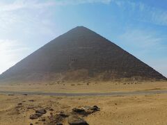 赤のピラミッド（パノラマ画像）。エジプトで2番目に大きく、高さ105m。スネフェル王が屈折ピラミッドの経験を生かして作った真正ピラミッド。