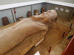 メンフィスの野外博物館にて、ラムセス2世の巨像。長さ 約10メートル。この像は、1対の像の片方であり、もう片方は立った状態に復元され、2020年開館予定の大エジプト博物館（Grand Egyptian Museum）のエントランスに展示される予定。