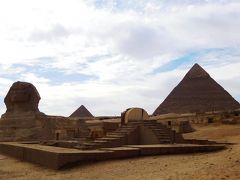 ギザの大スフィンクス（Sphinx）。カフラー王のピラミッドの参道入口に、ピラミッドを守護するように建っている。