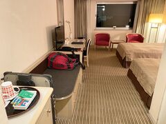 鹿児島からは成田前泊が必要で

夜便で移動しホテルに宿泊しました

ロビーには乗り継げなかった米人団体が多数いました