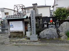 お腹も落ち着いて町歩きに出るととうとう雨が降ってきました。
まず訪れたのは法福寺。

勝海舟と山内容堂面会の地でもあり、唐人お吉の墓もあります。
また、寺の入り口には坂本龍馬の銅像があります。