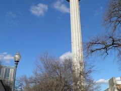 タワー・オブ・ジ・アメリカズという高さ176mのタワーを中心に複数の建築物があり、公園内に大学や裁判所もある。