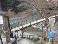 境内から降りて行ったところにあった氷川小橋を渡って進んでみます
奥に流れるのが多摩川で､そこに注ぐ日原川にかかる橋です