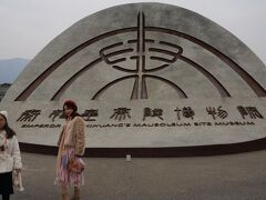 さっきのバスを降りた場所に戻ってきました。ようやく兵馬俑坑を見れる