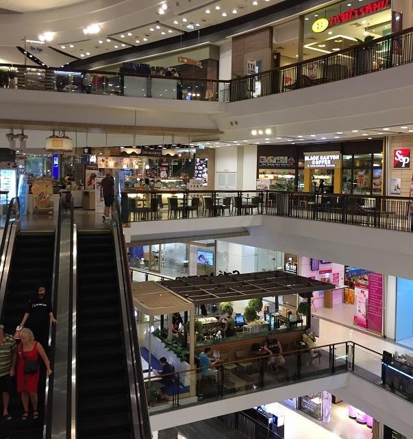 6日　　センタンデパート．．．いつもの半分の人出か？