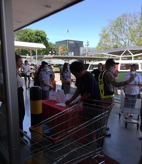 7日　　買い物でmakuroに来ました、入口で一人一人、額にセンサーを当てて体温検査．．．体温が高い人は5分後に再度検査をして高ければ入店できません。<br /><br /><br /><br />