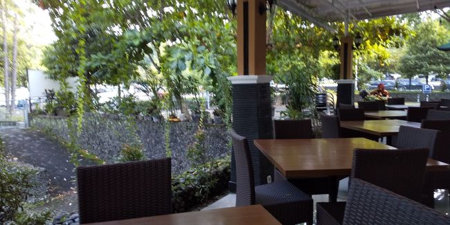 ホテルのレストラン、通りを見ながら朝食をとる。