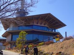 ここ、日本平、夢テラスです。

この日本平夢テラスはあの東京オリンピックのスタジアム設計を手掛けた隈研吾建築都市設計事務所によるものです。

ここ静岡の県産木材をふんだんに使い、富士山を望む自然景観と調和した設計です。
