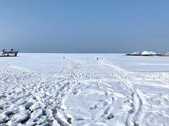 凍った海の上を歩いてきました。

雪が積もってるから、
どこから海でどこまでが陸だかよく分からない。
なんか不思議な感じ。