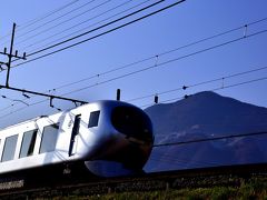 早春の武甲山の美しいお姿と一緒に、西武鉄道を走る新型特急001系「Laview」を一枚パチリ☆