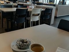 サンティアゴ空港に到着し乗り継ぎ時間にフードコートでドーナツとコーヒーを。