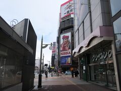 おなじみのニッカウヰスキーの広告です。歩いて札幌駅に向かいます。