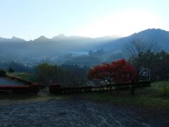 雲海が広がる、高千穂の宿の窓からの朝景色に息をのみます。おはようございます。