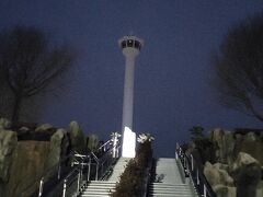 2日目～

早朝の釜山タワーです。
まだ暗いですが、7時少し前くらいです。
