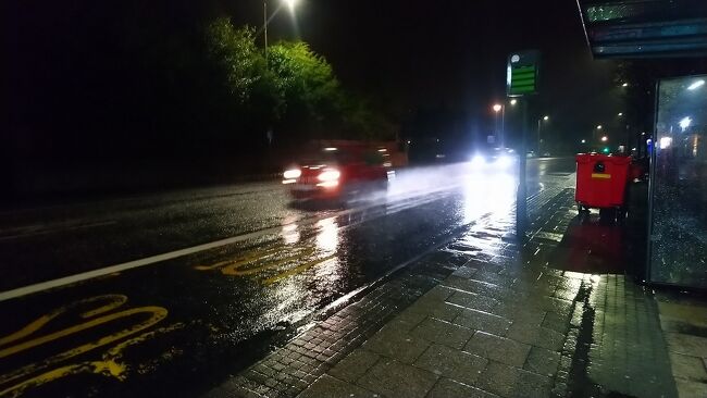 今回の石巡りの足となるレンタカーを借りに出かけます。早朝に宿を後にし、空港までバスで移動します。今朝は生憎の雨、というより嵐でした。<br /><br />今回は、欧州石巡りで良く利用するEuropcarやHartzではなく、空港周辺にある格安レンタカーを利用することにしました。車代で約1万円の差が有るので、かなり魅力的なのです。（ただしこれが後々高く付くことになりました。）<br /><br />まずは専用バスAIRLINKで宿から空港まで移動します。空港行きのバスなのでバス停３区間でも4.5ポンド掛かりました。<br />