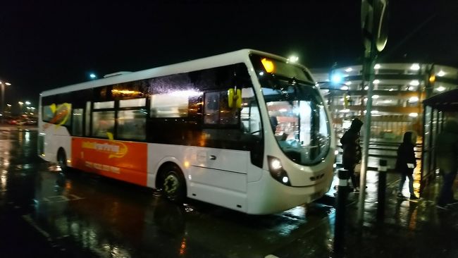 すると７番ホームにオレンジ色のマークを付けたバスが到着。このバスはレンタカー会社とその付近の長時間駐車場の送迎バスを兼ねている様でした。<br /><br />不安なので乗車して尋ねると「OK」との返事が有りましたので大丈夫のようです。なお、送迎バスは無料です。