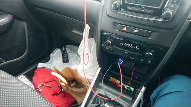 電源はシガレットを用います。シガレット差し込み用２口をUSB変換器を予め準備して、一つはナビ専用、もう一つはスマートフォンやその他機器の充電に当てました。<br /><br />なお、ケーブルもシガレット電源も、スコットランド国内のガソリンスタンドで購入することができるので、特段の準備は不要です。<br /><br />ちなみに、今回借りたレンタカーにはシガレット電源の脇にUSB専用の口もありました。このUSB口からは、充電する事もできますし、音楽データの入ったUSBを差し込むと音楽も聴けます。<br /><br />本当に便利になりました。