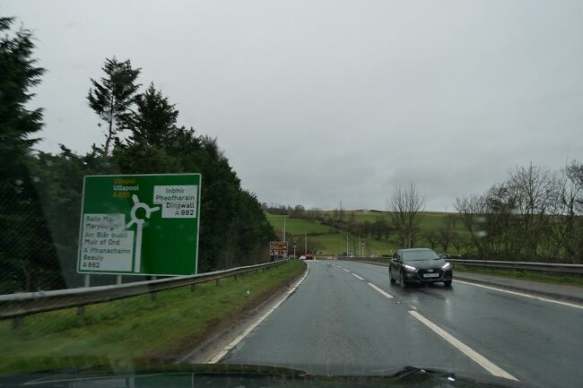 スコットランドの道路事情ですが、筆頭は何といっても「ランナバウト」ですね。<br /><br />信号に代わる超効率的な仕組みなのですが、日本人にはなかなか慣れない仕組みです。特にランナバウトに侵入する感覚が、日本人とスコットランド人では少々異なるので、良くクラクションで注意喚起されます。<br /><br />ランナバウトの基本は右側優先。右から進入する車に圧倒的に優先権が有ります。この侵入のタイミングが結構微妙で、私的にはOK、と思って進入すると「Oh!Crazy」って感じで驚かれます。<br /><br />またランナバウトで右側に曲がるのは、ちょっとコツが有ります。結構ぐるぐる回らないと、右側に向かう道に入れません。これは慣れしかありません。間違ってしまっても、グルグル回り続ければ良いので焦る必要はありません。<br /><br />ちなみにGoogle naviはランナバウトの案内も完璧で「３番目の出口を進みます」など音声案内されます。結構面白いですよ。