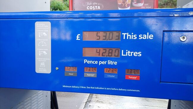 単価はまちまちで、1.18～1.28ポンド位の幅が有りました。値段より機会なので、給油機できる時に給油しましょう。<br /><br />油種は大きくディーゼルとガソリンに別れ、ガソリンは「unleaded＝無鉛」になります。通常は車の給油口にマークが付いているので、それと同じマークの油種を給油すればOKです。