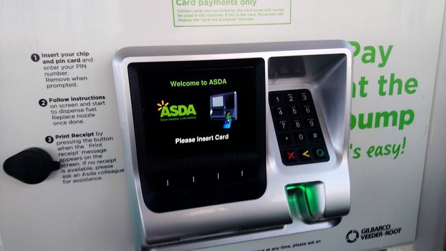 大型のガソリンスタンドになると、カード専用の給油レーンもあります