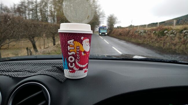 この旅で大変お世話になったコーヒー。コスタはスコットランドのメジャーコーヒーチェーンです。<br /><br />どのガソリンスタンドにもベンディングマシーンが用意されているのでついつい購入してしまいます。料金は小カップで2.5ポンド。少々高めです。<br /><br />日本と違い、ミルクを泡立てたカプチーノが一般的に飲まれていました。