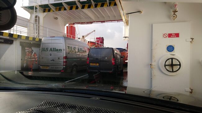 今回の旅では、オークニー島からさらに小さな島に移動します。その島、ホイ島への移動は極端に小さなフェリーを利用します。<br /><br />内海なので外海のような海の荒れはありませんが、今回は白波が立っているような荒れた中を進むことになりました。怖かったです。<br /><br />乗船中は車から出ても良いのですが、あたり一面、波がバシャバシャと雨のように降り注いでいたので躊躇しました。