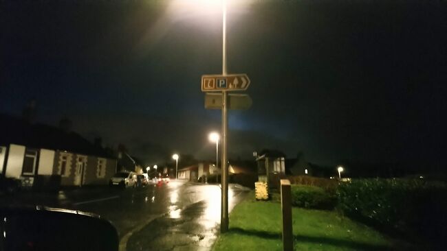 続いては車中泊の件です。<br /><br />この旅の目的は石巡りです。一応各日に巡る石は自分のgoogle mapに登録しているのですが、道路事情や石へ近づく手段などを考えると、毎日どの位進めるのかが分かりません。そのためホテルを予約することもできません。<br /><br />従って宿泊場所は自ずと「車中泊」になります。<br /><br />欧州の場合は、治安も良いので夜間車を駐車しておく場所は沢山あります。夕闇が迫って来た頃合いに、周辺の町や村に目星をつけて駐車スペースを探します。<br /><br />このように案内が出ていることも有りますが、、、、、、<br />